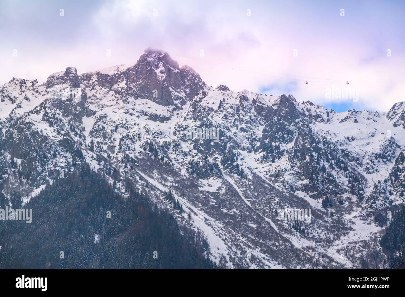 Chamonix Mont Blanc, Francia inverno montagna sci viaggio background vacanza. Funivia cabina tram, alte cime innevate nelle Alpi francesi Foto Stock