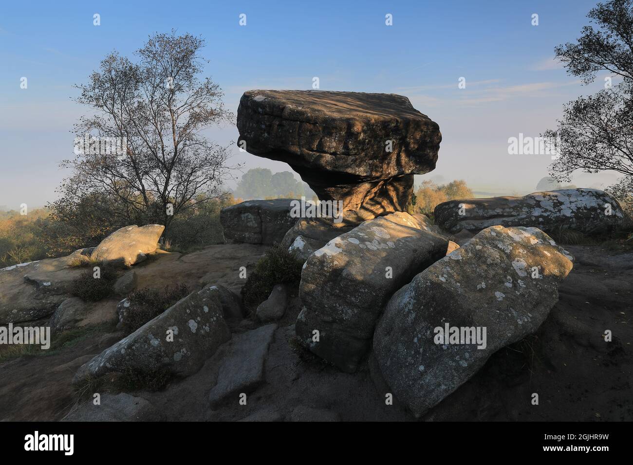 Formazione rock conosciuta come The Druid's Writing Desk, a Brimham Rocks a Nidderdale, North Yorkshire, Regno Unito Foto Stock
