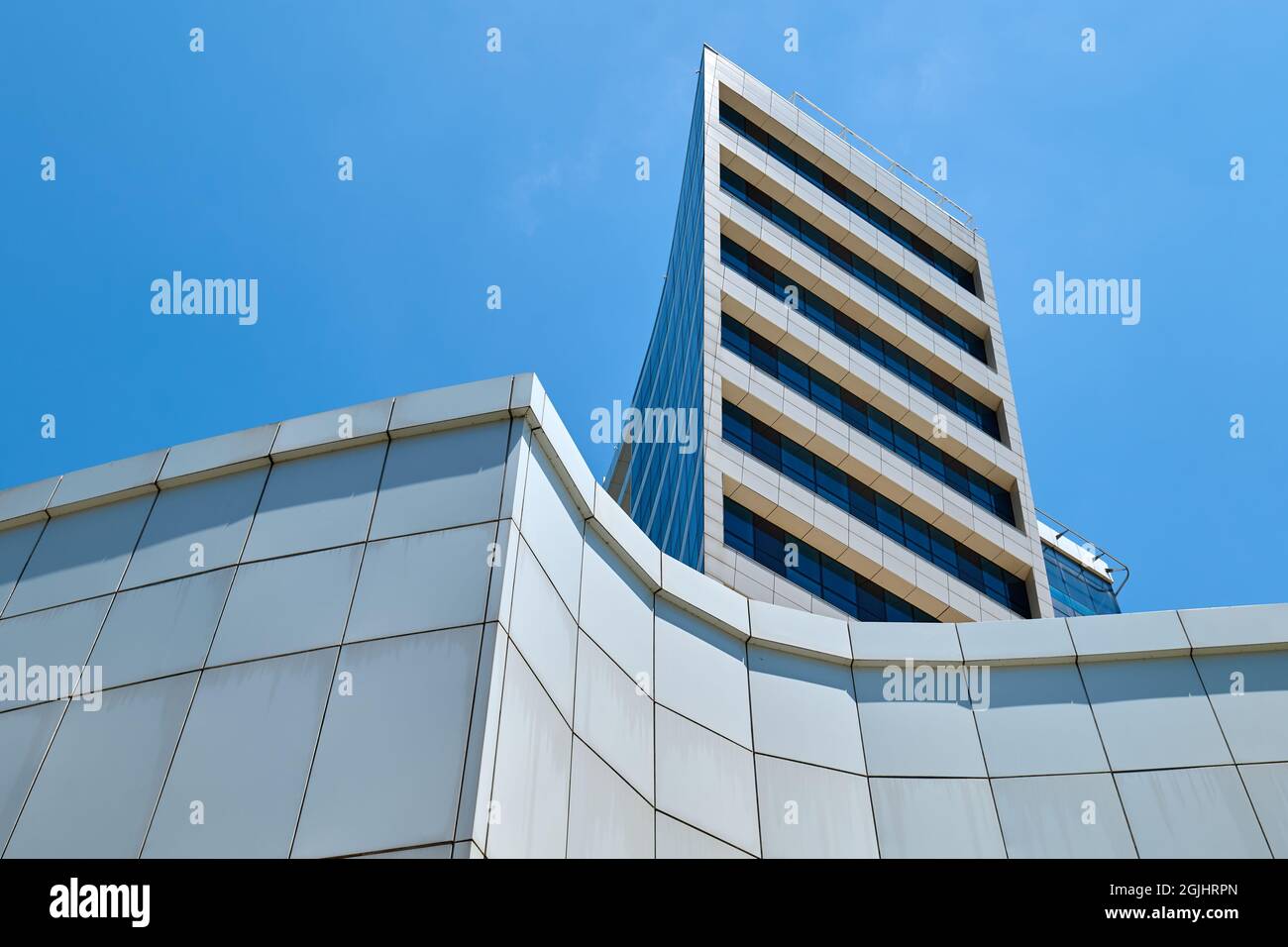 Foto architettonica di un edificio con una facciata bianca Foto Stock