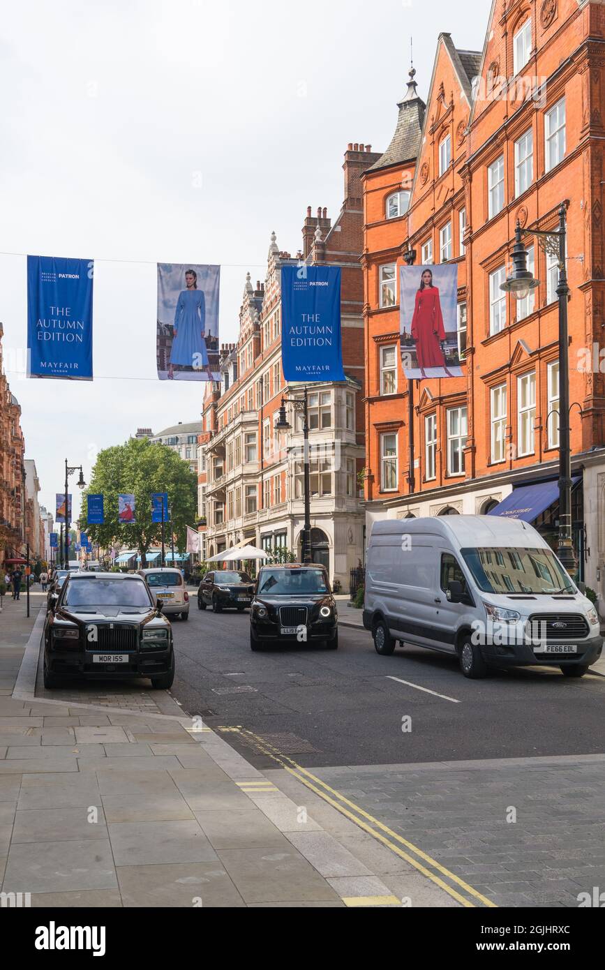 Colorati striscioni del British Fashion Council che si estendono attraverso Mount Street, una strada di ristoranti e negozi di alto livello a Mayfair, Londra, Inghilterra, Regno Unito Foto Stock