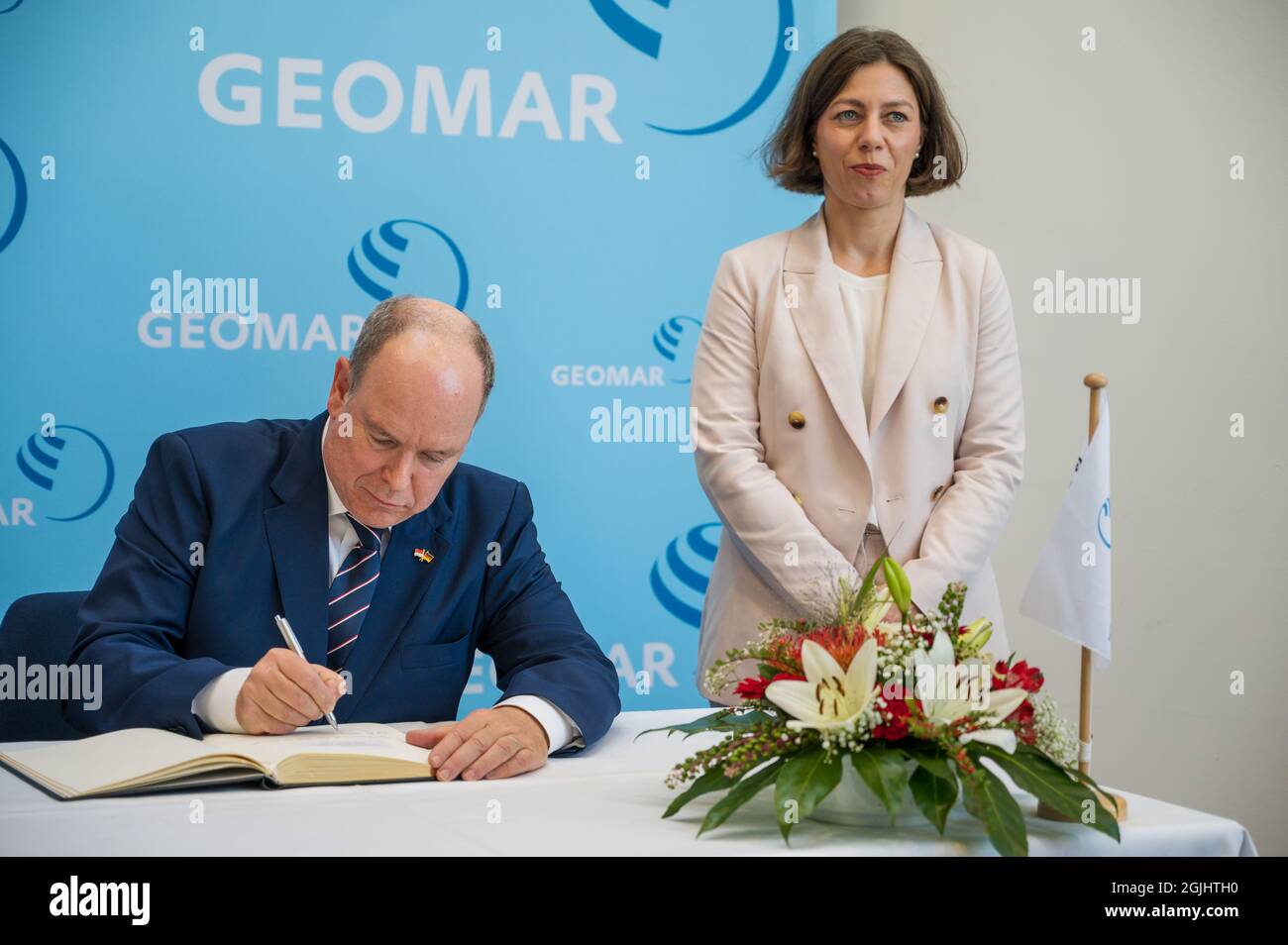 Fürst Albert II von Monaco Eintrag in das Gästebuch von Geomar in Kiel im Beisein der Direktorin Katja Matthes Foto Stock