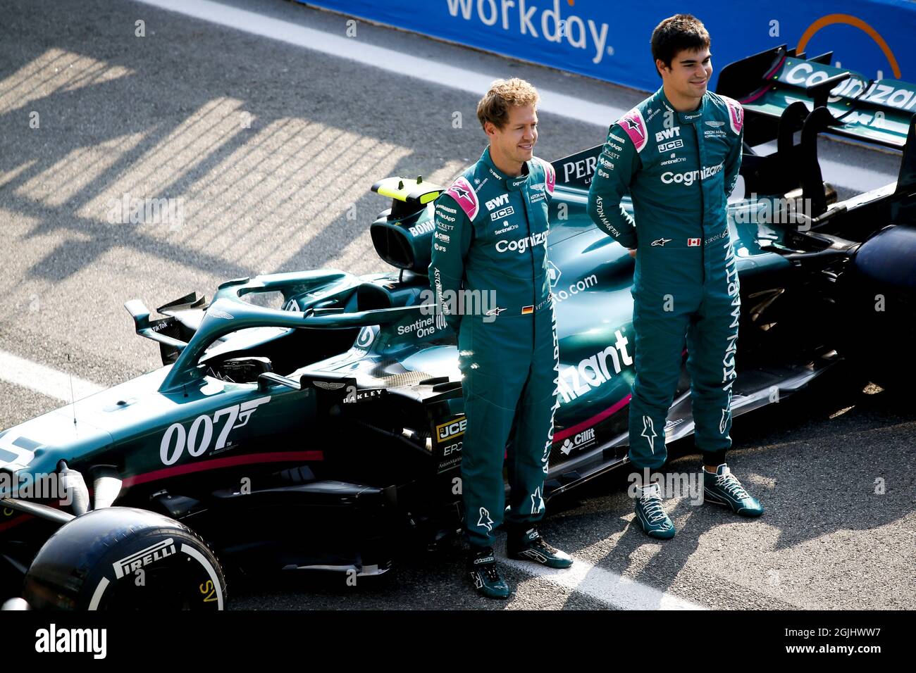 VETTEL Sebastian (ger), Aston Martin F1 AMR21, PASSEGGIATA Lance (CAN), Aston Martin F1 AMR21, ritratto 007 James Bond presentazione livrea durante la Formula 1 Heineken Gran Premio D?italia 2021, Gran Premio d’Italia, 14° round del Campionato del mondo FIA di Formula uno 2021 dal 9 al 12 settembre, 2021 sull'Autodromo Nazionale di Monza, a Monza, Italia - Foto DPPI Foto Stock