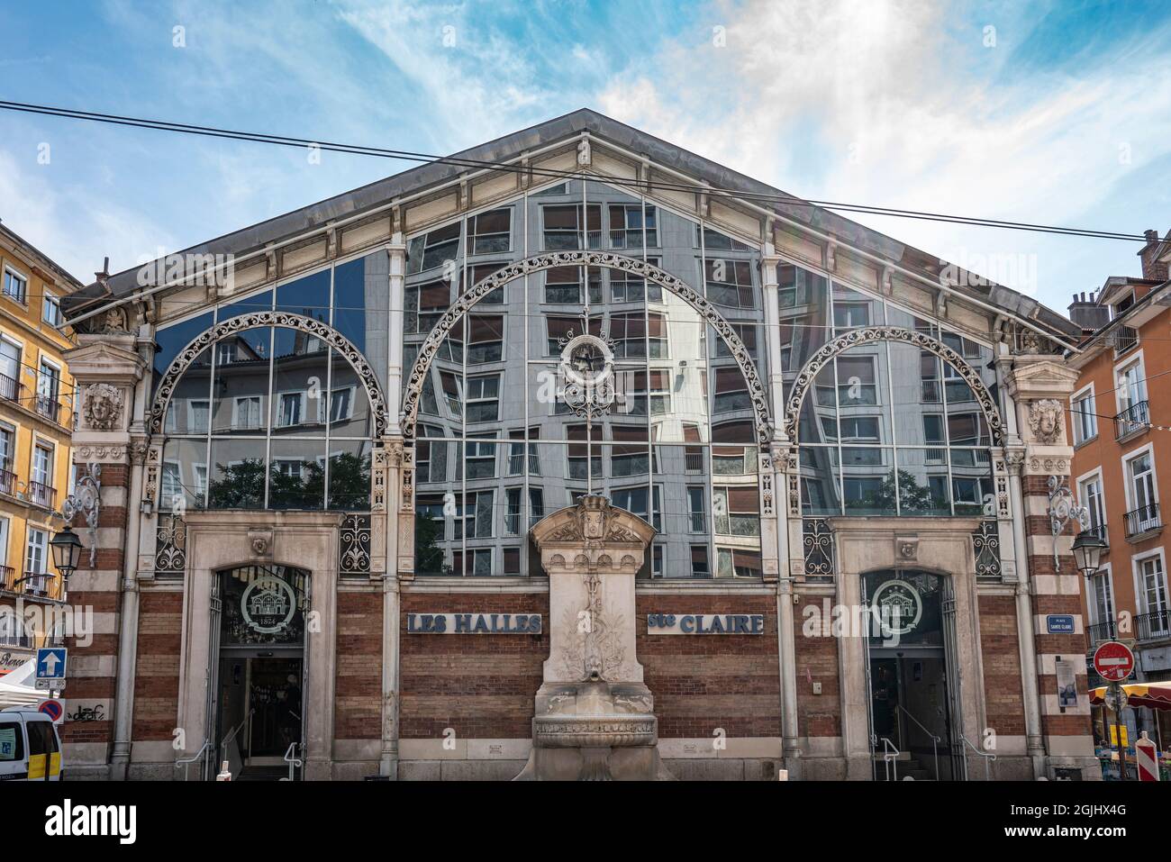 Sale di Sainte Claire, mercato coperto visto dall'esterno, città di Grenoble.Auvergne-Rhône-Alpes regione, Isère dipartimento, Francia, Europa Foto Stock