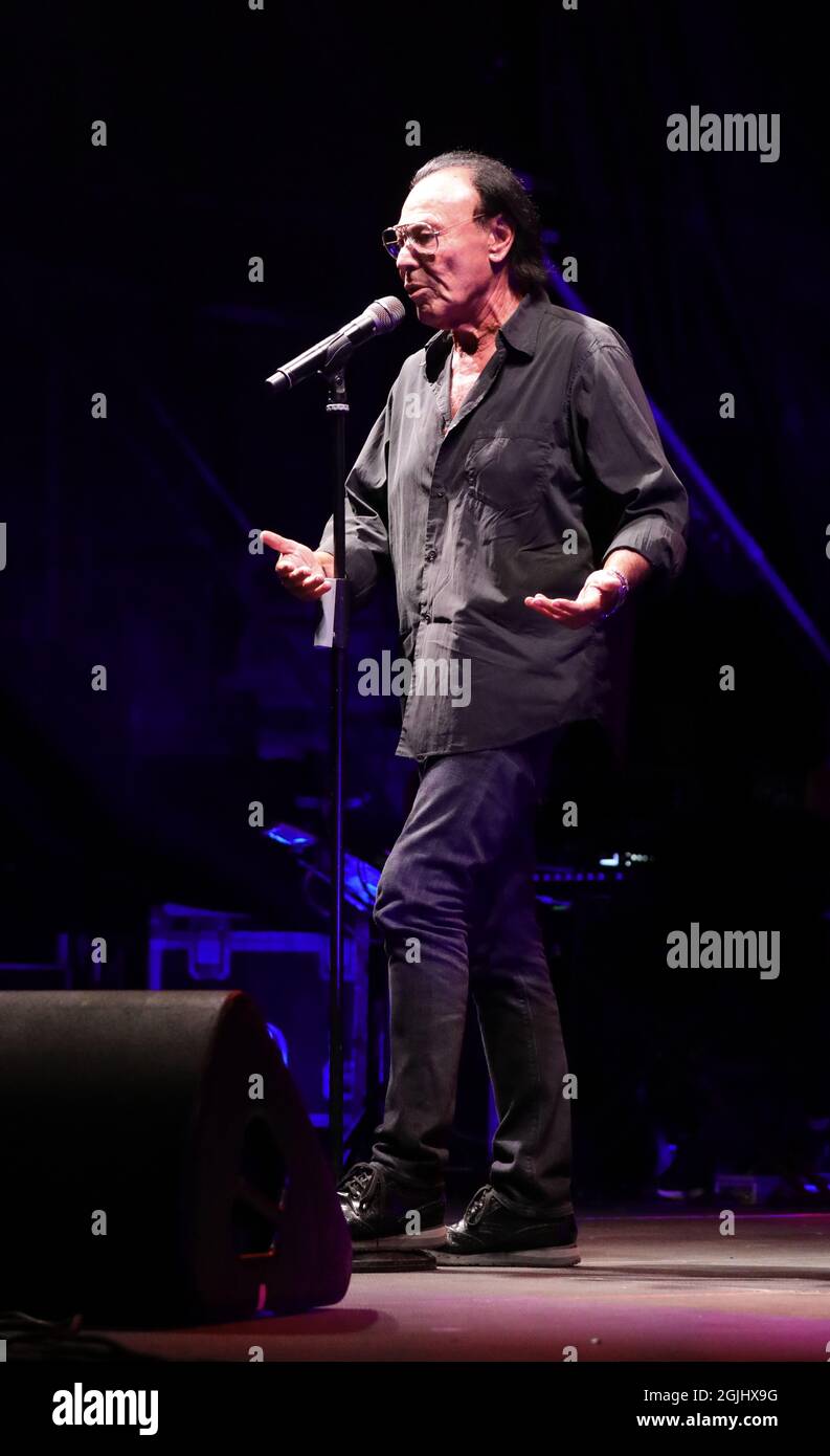 Vicenza, VI, Italia - 8 settembre 2021: VENDITA ANTONELLO un famoso cantante e musicista italiano in concerto dal vivo Foto Stock