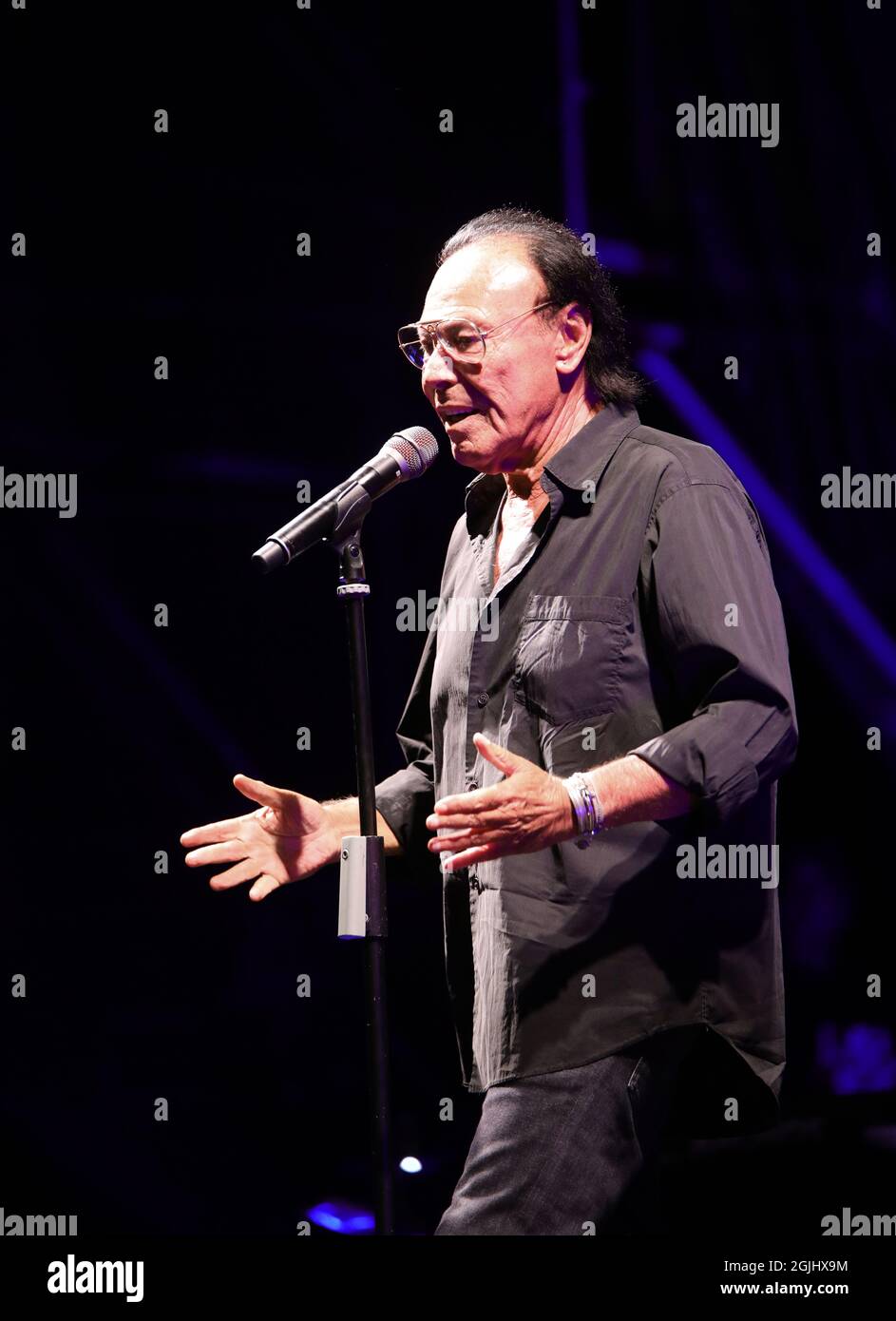 Vicenza, VI, Italia - 8 settembre 2021: VENDITA ANTONELLO un famoso cantante e musicista italiano in concerto dal vivo Foto Stock