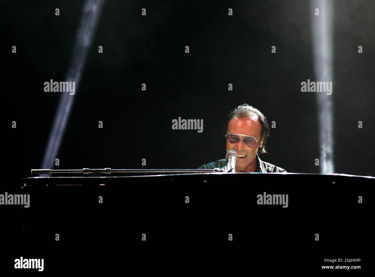 Vicenza, VI, Italia - 8 settembre 2021: VENDITA ANTONELLO un famoso cantante e musicista italiano in concerto dal vivo Foto Stock