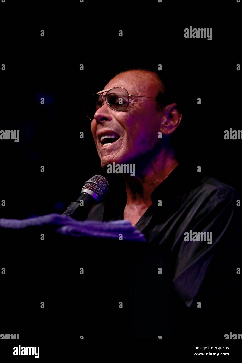 Vicenza, VI, Italia - 8 settembre 2021: VENDITA ANTONELLO un famoso cantante e musicista italiano in concerto dal vivo Foto Stock