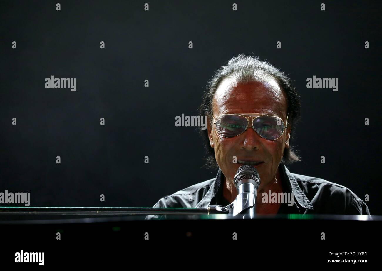 Vicenza, VI, Italia - 8 settembre 2021: VENDITA ANTONELLO un famoso cantante e musicista italiano in concerto dal vivo Foto Stock
