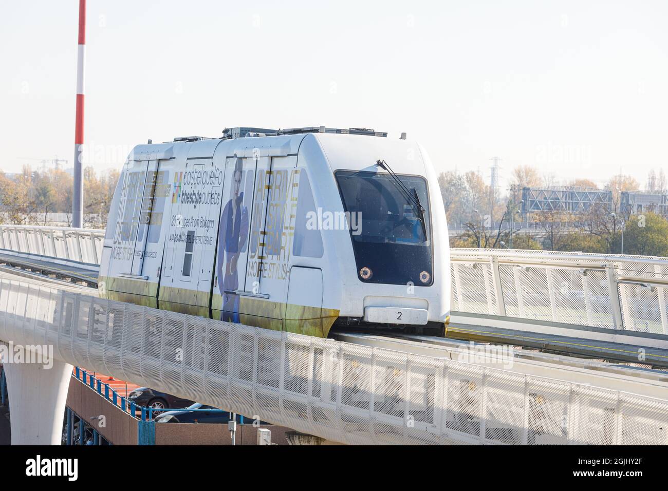 Un sistema di trasporto pubblico noto come People Mover si sposta nei pressi dell'aeroporto internazionale Guglielmo Marconi di Bologna Foto Stock