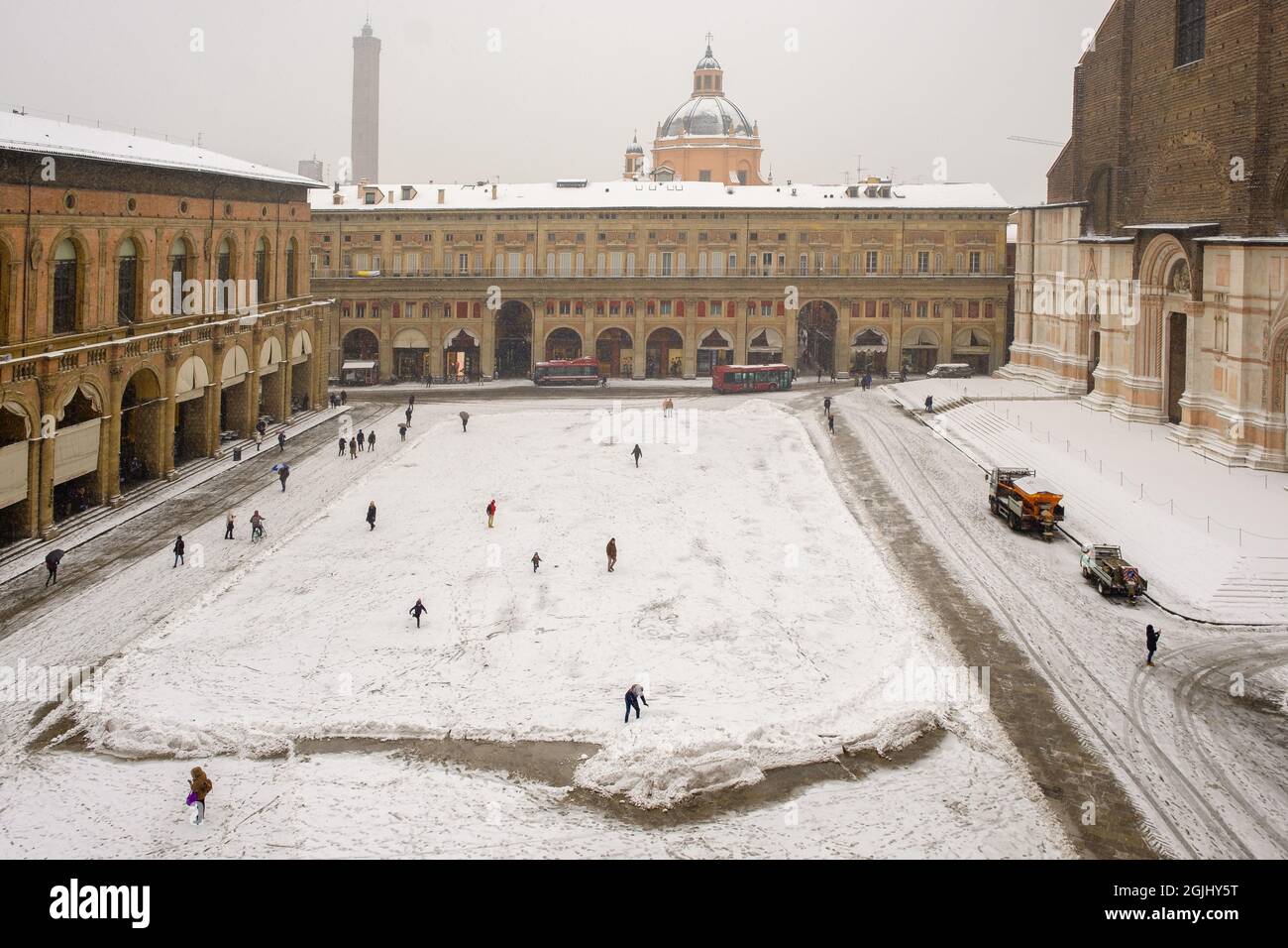 Bologna, Italia. 01 marzo 2018. Vista generica di Piazza maggiore coperta di neve. La "Bestia da Oriente", un tempo insolitamente freddo e nevoso, Foto Stock