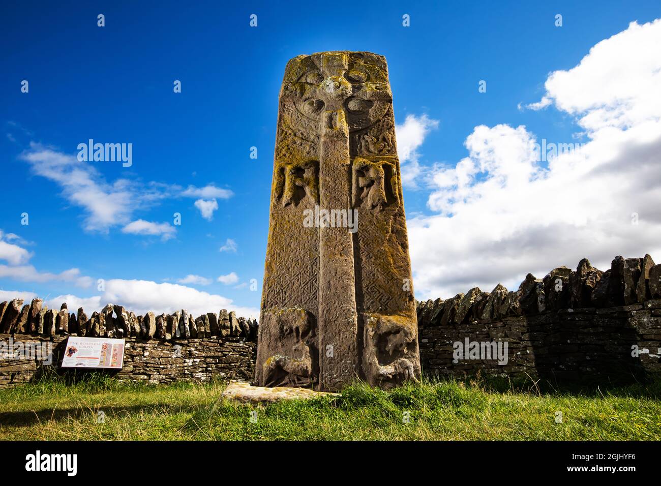 La Grande pietra (Roadside Cross), una delle pietre di Aberlemno in Angus, Scozia Foto Stock