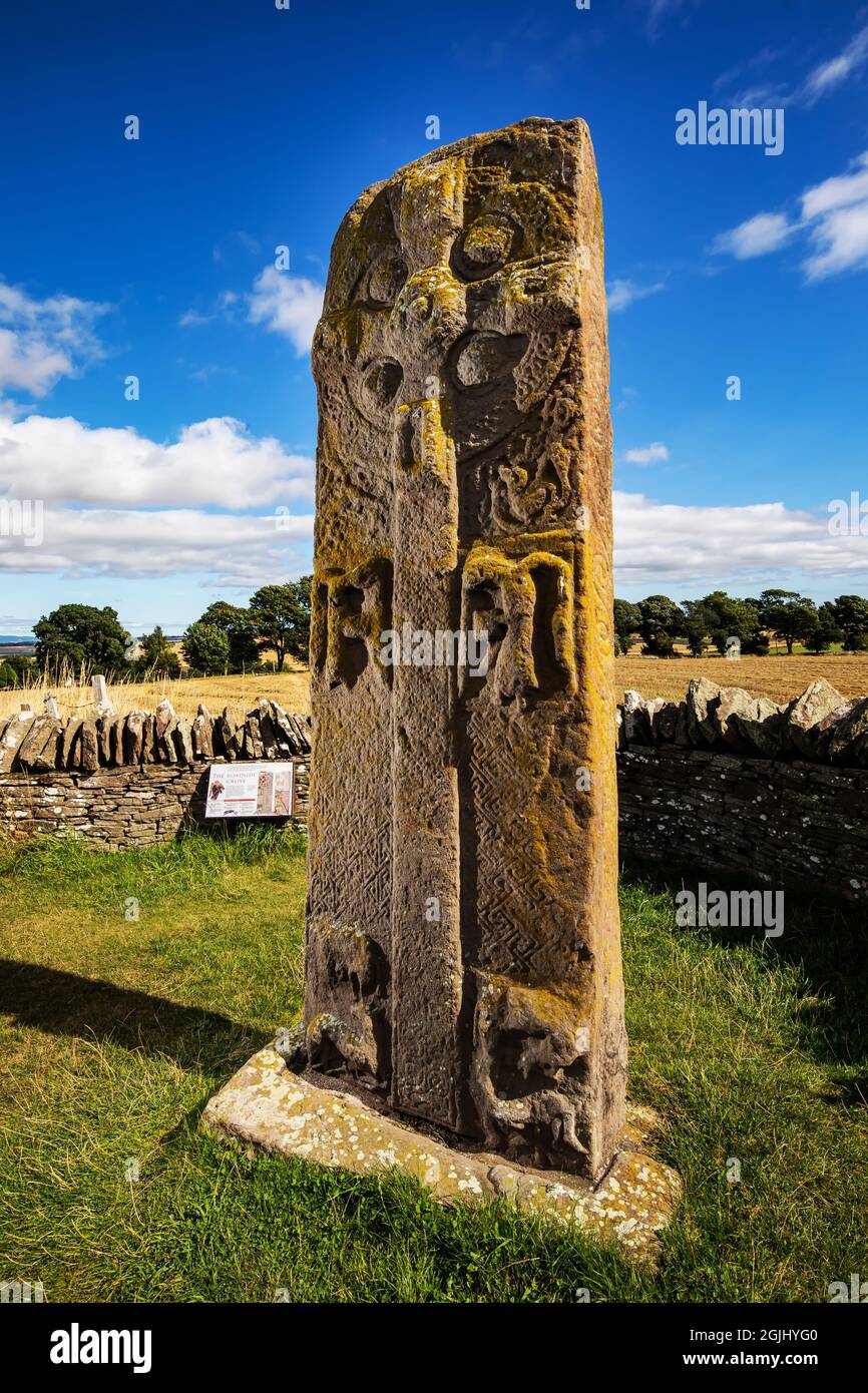 La Grande pietra (Roadside Cross), una delle pietre di Aberlemno in Angus, Scozia Foto Stock