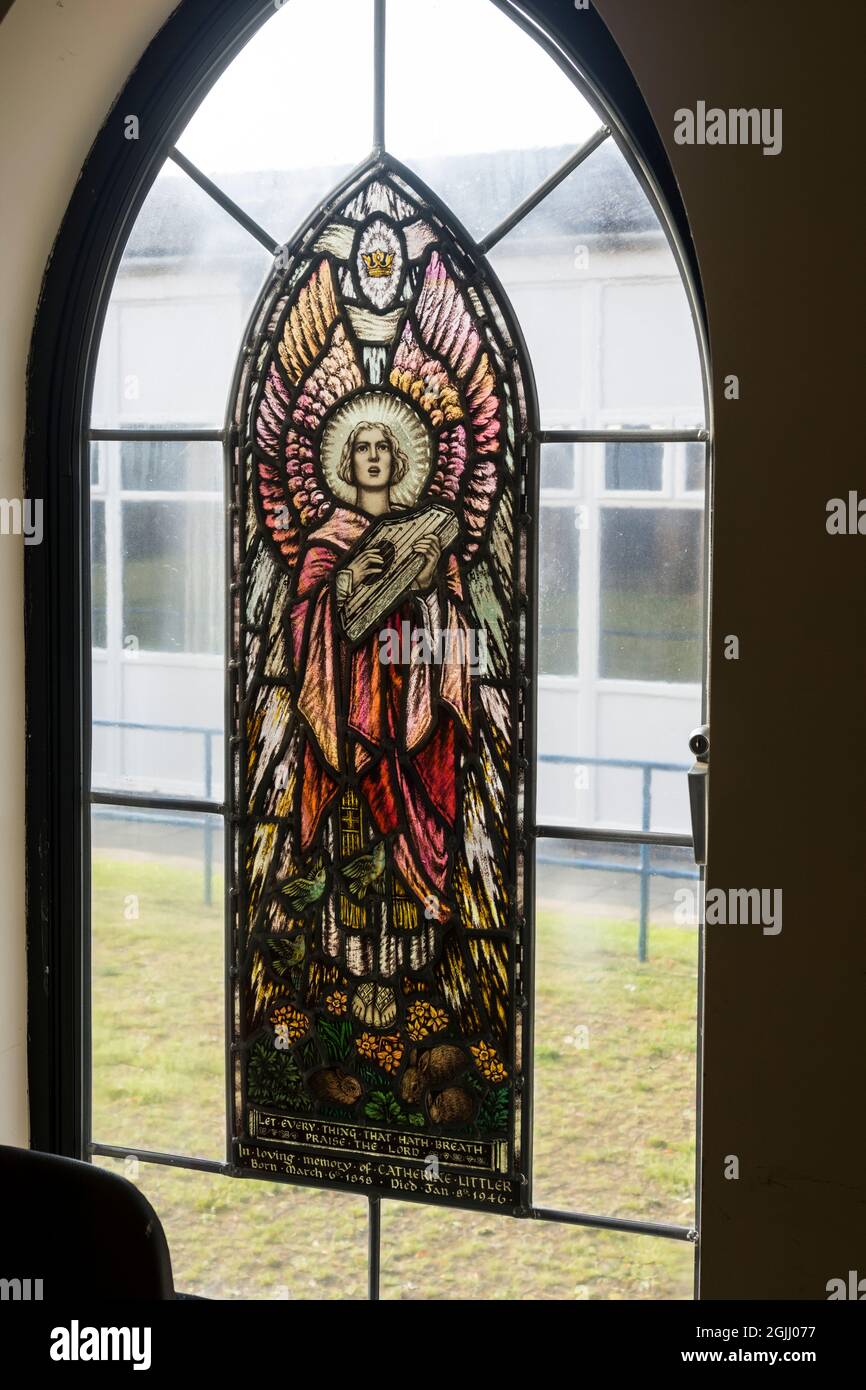 Pannello di vetro colorato di un angelo che suona un'arpa, Chiesa della Santissima Trinità, Hinckley, Leicestershire, Inghilterra, REGNO UNITO Foto Stock