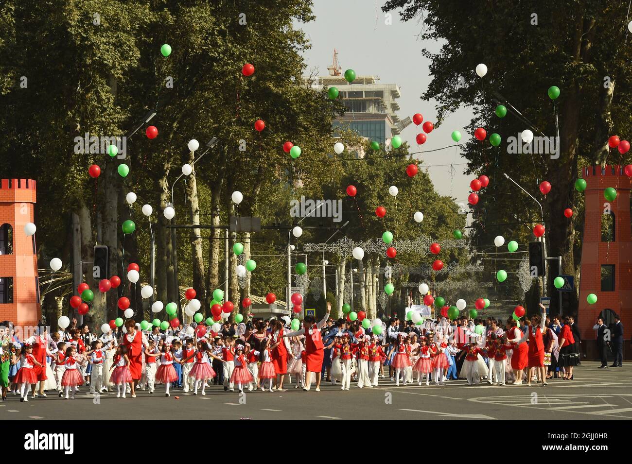 (210910) -- DUSHANBE, 10 settembre 2021 (Xinhua) -- si tiene una grande celebrazione in occasione del trentesimo anniversario della Repubblica di Tagikistan a Dushanbe, Tagikistan, 9 settembre 2021. In occasione del trentesimo anniversario dell'indipendenza della Repubblica di Tagikistan, giovedì a Dushanbe si è svolta una grande processione nazionale. (Servizio stampa presidenziale Tajik/consegna via Xinhua) Foto Stock