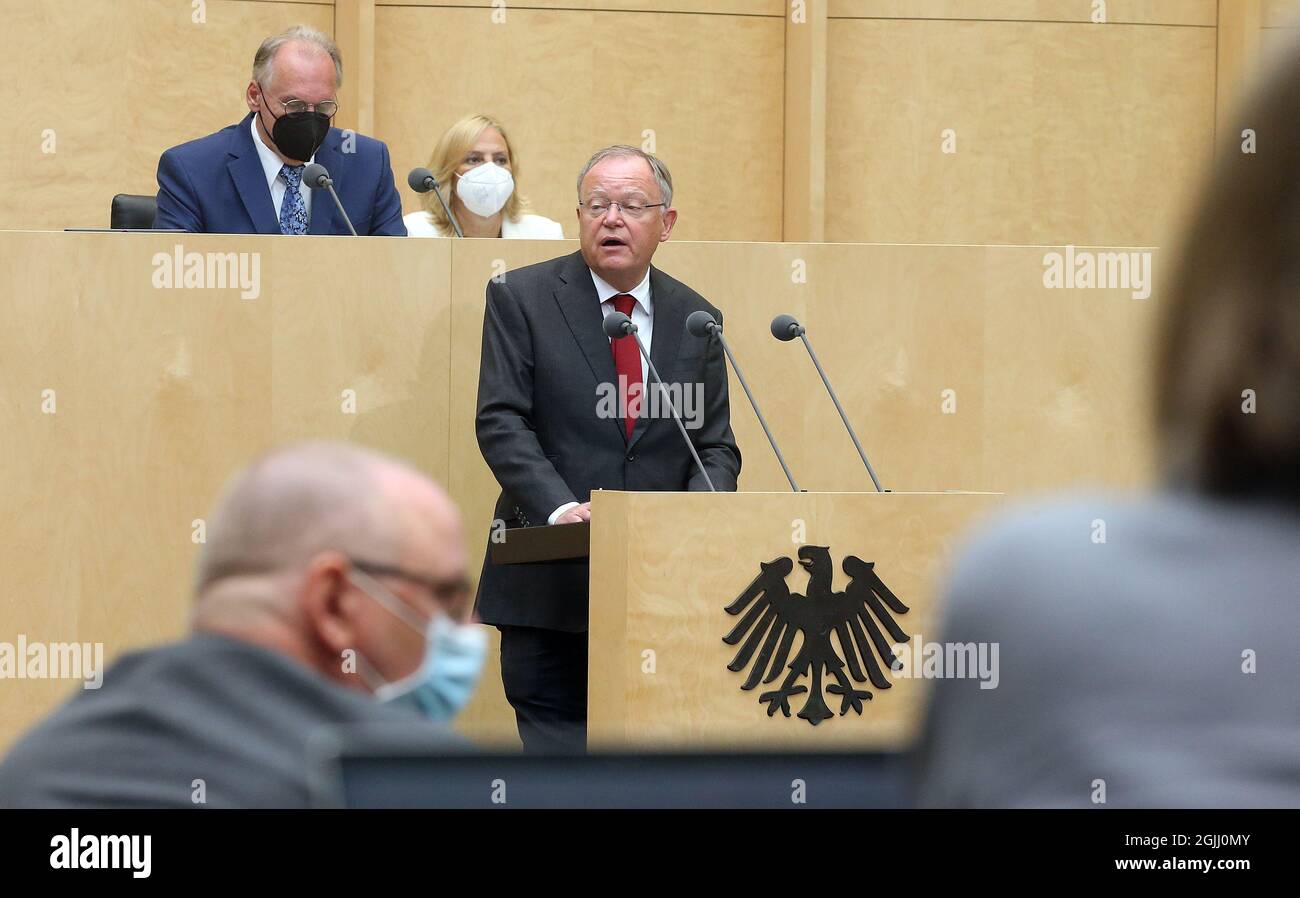 Berlino, Germania. 10 Settembre 2021. Stephan Weil (SPD), Ministro-Presidente della bassa Sassonia, interverrà durante la sessione speciale del Bundesrat (sede superiore del parlamento) sui fondi di soccorso alle alluvioni, sui nuovi standard Corona, sui controlli dello stato delle vaccinazioni per i datori di lavoro nelle scuole e nei centri di assistenza diurna e sulle cure giornaliere nelle scuole primarie. Credit: Wolfgang Kumm/dpa/Alamy Live News Foto Stock