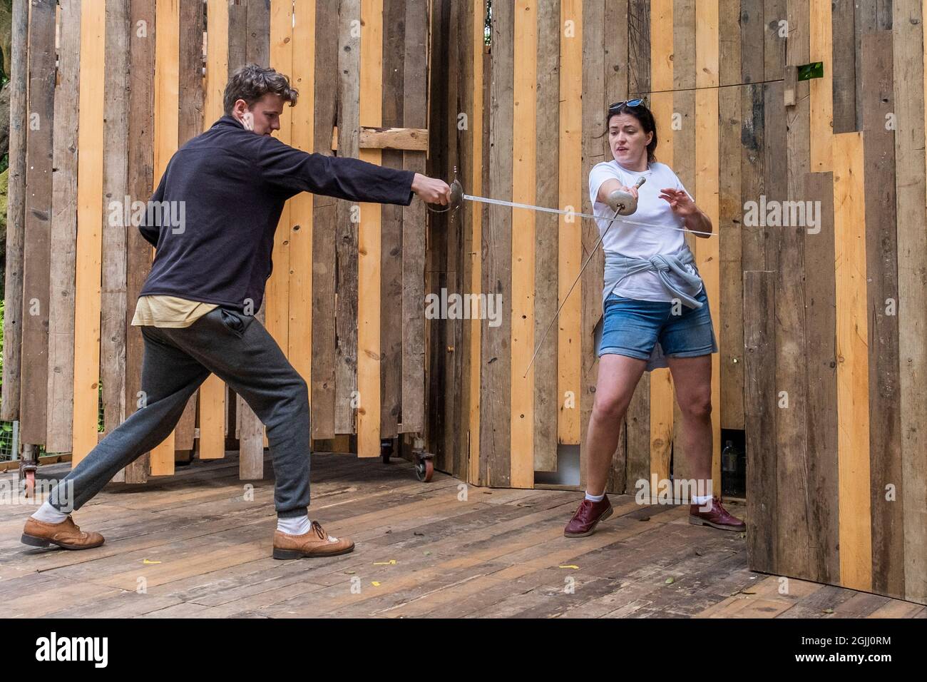 Attori di una prova di combattimento al Trebah Garden Amphitheatre in Cornovaglia. Foto Stock
