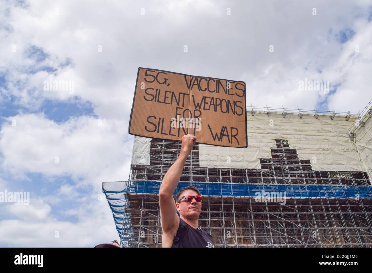 Londra, Regno Unito. 14 giugno 2021. Un manifestante ha un cartello con la teoria della cospirazione del vaccino e del 5G. Manifestanti al di fuori del parlamento. I manifestanti anti anti anti anti-blocco, anti-vaccino e anti-maschera si sono riuniti al di fuori delle Camere del Parlamento e di Downing Street, quando il governo ha annunciato che la revoca di ulteriori restrizioni COVID-19 sarà ritardata fino al 19 luglio. Foto Stock