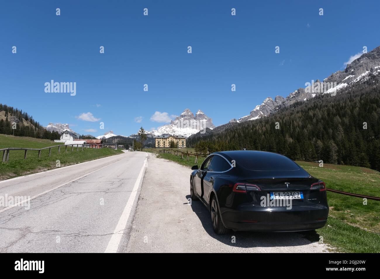 Auronzo di Cadore, Belluno, Italia - 31 maggio 2021: Un colpo statico di un motore Tesla Model 3 a doppio motore nero solido con vetri colorati e ruote aerodinamiche a s. Foto Stock