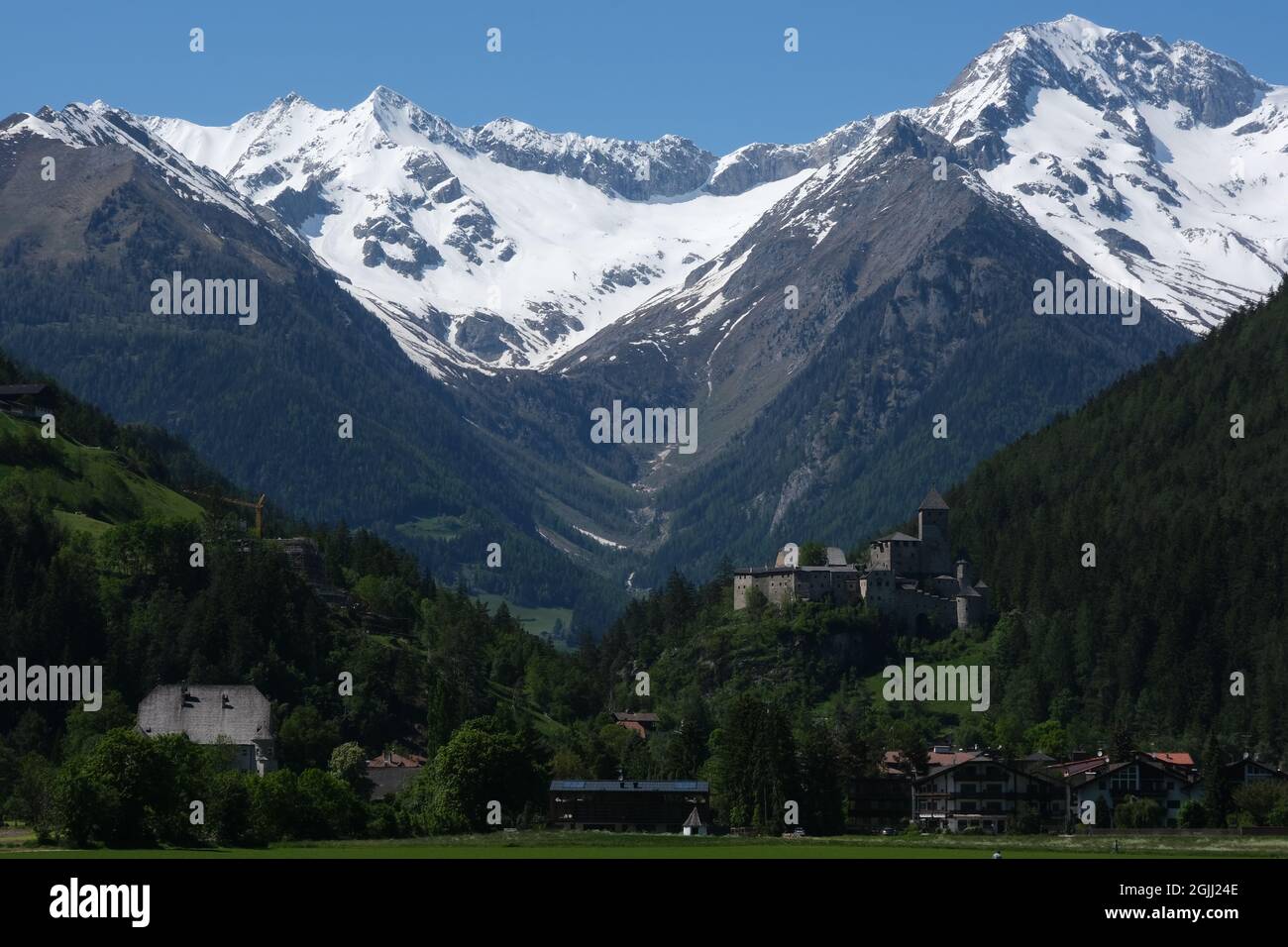 Campo Tures, Bolzano - 1° giugno 2021: Castello di Burg Taufers in Val Pusteria. Con una montagna innevata sullo sfondo. alpi Italiane. Foto Stock