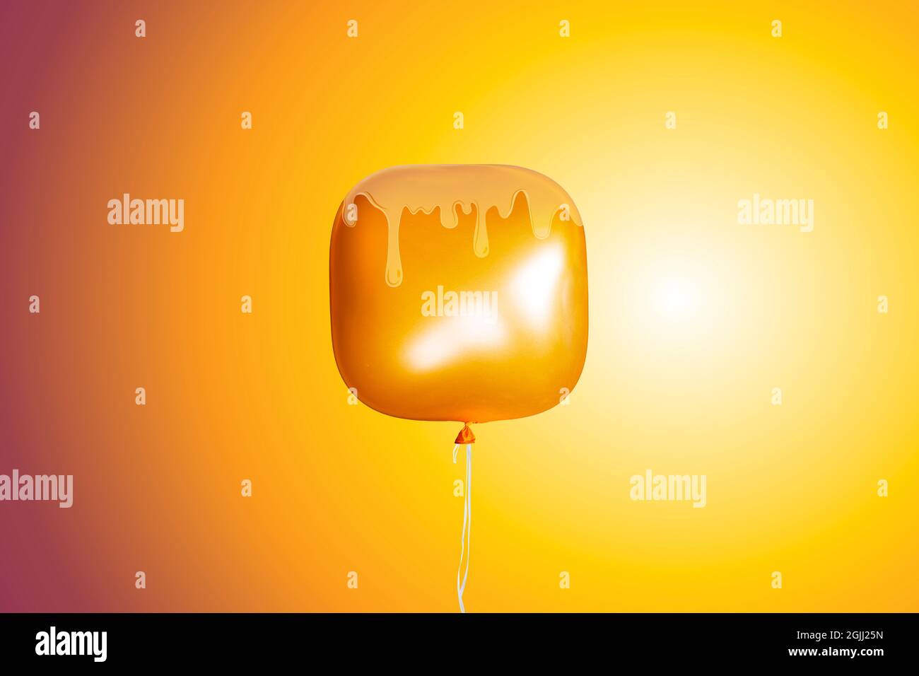 Palloncino arancione su sfondo arancione luminoso Foto Stock