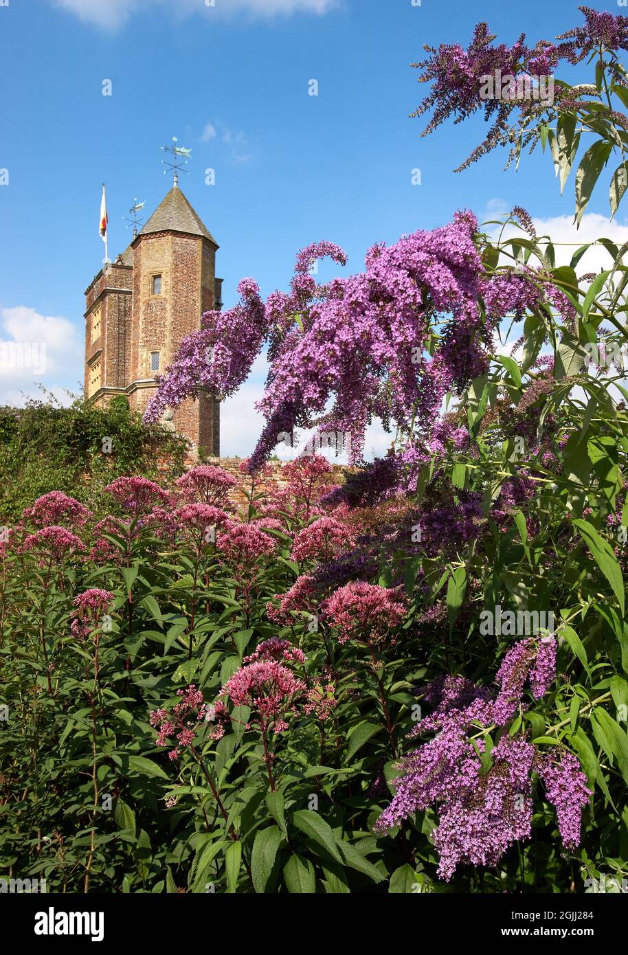 La torre Elisabettiana e i prati di vita Sackville West e il giardino di Harold Nicholson a Sissinghurst Kent UK Foto Stock