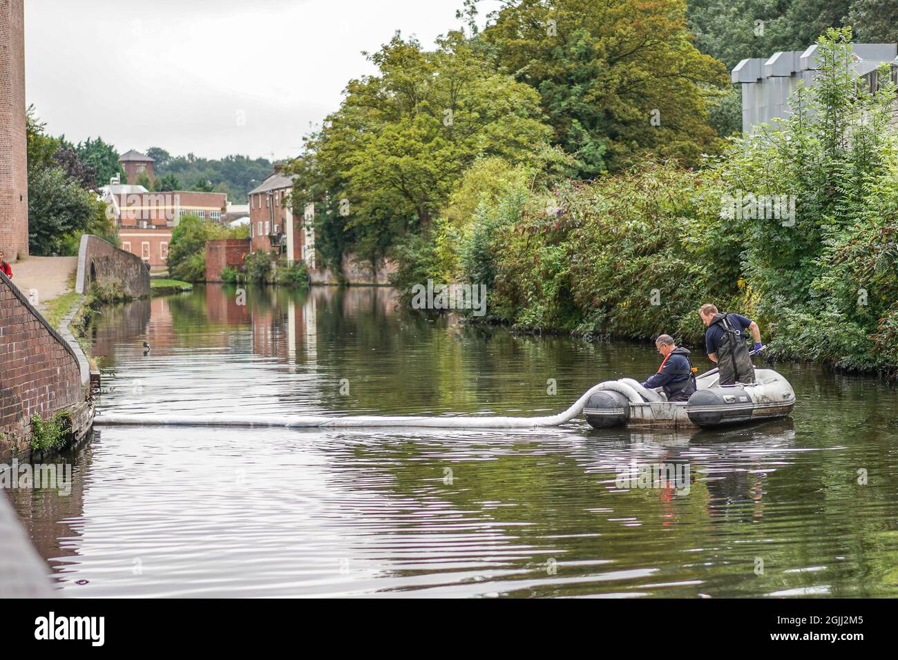 Kidderminster, UK.10 Settembre, 2021. Oggi sul canale di Kidderminster sono stati presenti equipaggi per la "riduzione del rischio" ambientale, che hanno messo in atto misure essenziali per una massiccia pulizia a seguito della fuoriuscita di contaminazione nel canale dall'enorme incendio appena sopra il canale, 2 giorni fa. In questo tratto del canale sono state cadute barriere idriche vitali per consentire operazioni di pulizia efficaci e impedire che l'inquinamento si sposti ulteriormente lungo il sistema idrico. Il movimento delle barche del canale è stato completamente arrestato lasciando i villeggianti frustrati bloccati, incapaci di completare i loro programmi di viaggio della barca Foto Stock