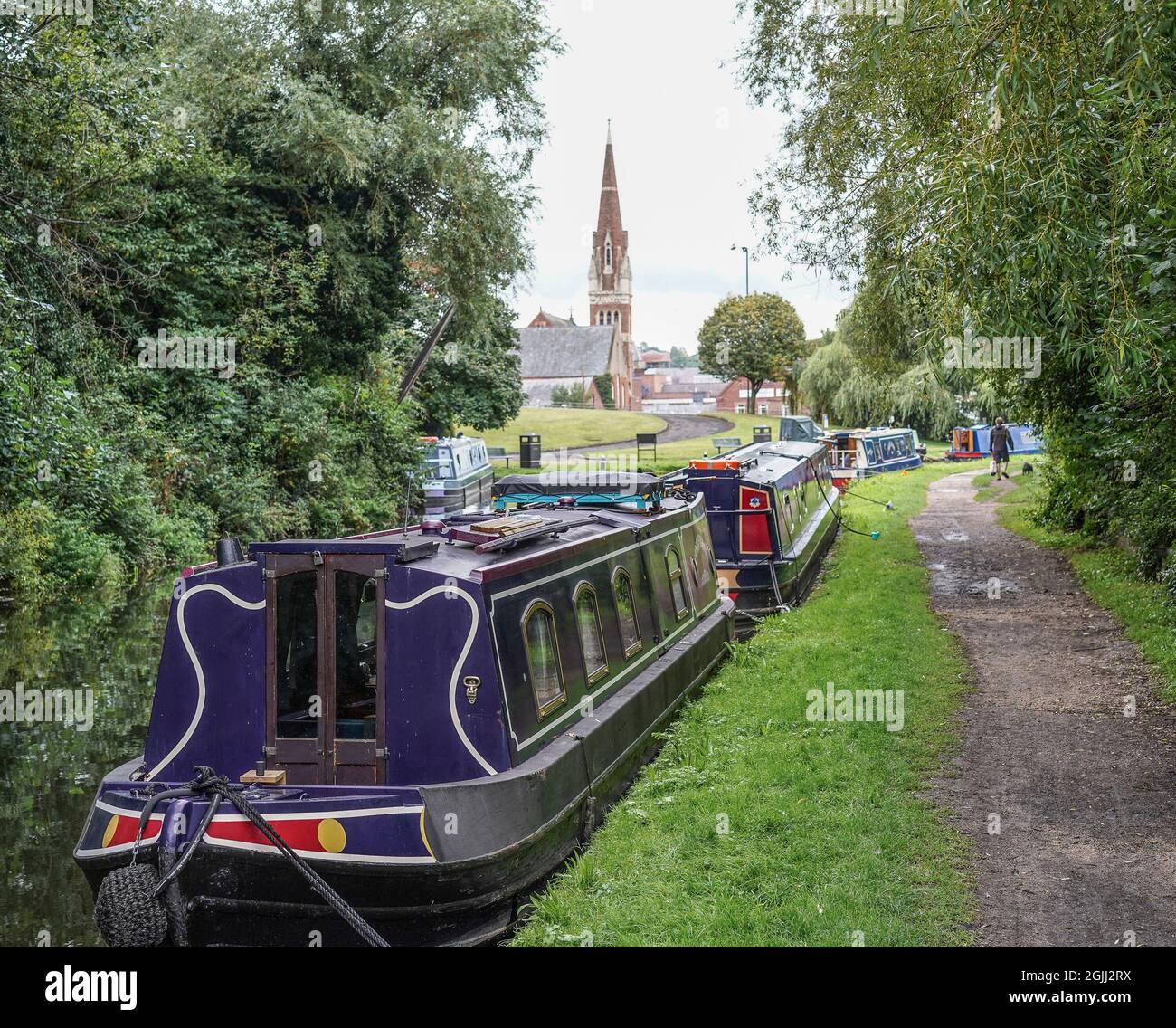 Kidderminster, UK.10 Settembre, 2021. Gli equipaggi per la "riduzione del rischio" ambientale sono stati oggi sul canale di Kidderminster, mettendo in atto misure essenziali per una pulizia massiccia in seguito a fuoriuscite di contaminazione nel canale dall'enorme incendio di mercoledì appena sopra il canale. In questo tratto del canale sono state cadute barriere d'acqua per consentire operazioni di pulizia efficaci e impedire che l'inquinamento si sposti ulteriormente lungo il sistema idrico. Il movimento delle barche del canale è stato completamente arrestato lasciando i villeggianti frustrati della nautica incagliati lungo il canale, tutti i piani di viaggio arrestati. Foto Stock