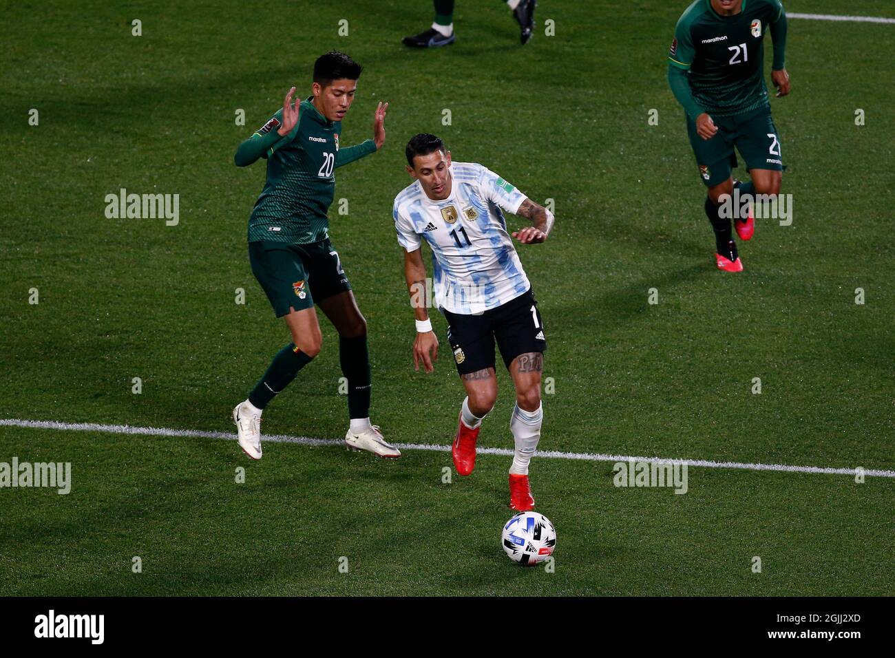Buenos Aires, Argentina. 9 settembre 2021. BUENOS AIRES - 9 SETTEMBRE: Angel di María (11) dell'Argentina combatte per la palla con il difensore Ramiro Vaca (20) della Bolivia durante una partita tra Argentina e Bolivia come parte dei qualificatori sudamericani per il Qatar 2022 all'Estadio Monumentale Antonio Vespucio liberi il 9 settembre 2021 a Buenos Aires, Argentina. (Foto di Florencia Tan Jun/PxImages) Credit: PX Images/Alamy Live News Foto Stock