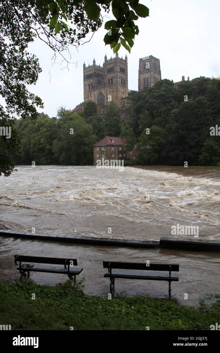 Durham, Regno Unito, settembre 2012. The River Wear scoppiò sono le banche che causano gravi inondazioni nel centro della città di Durham. Foto Stock