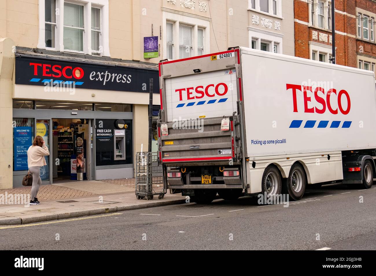Londra, settembre 2021: Tesco Express e camion di consegna nel sud-ovest di Londra Foto Stock