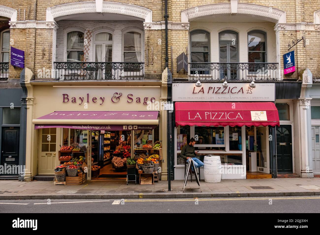 Londra, settembre 2021: Negozi su Fulham Road a Chelsea, una destinazione commerciale e di svago nel sud ovest di Londra Foto Stock