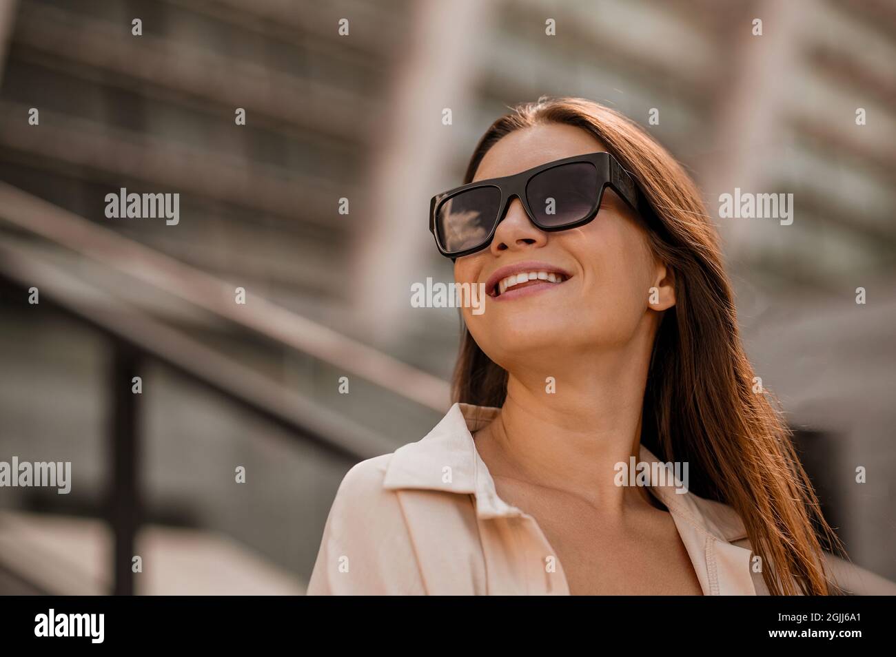 Un'immagine della donna giovane carina a capelli lunghi in occhiali da sole Foto Stock