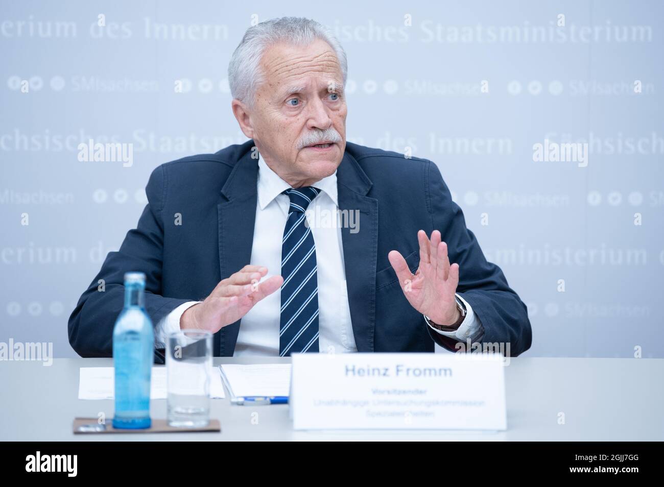 Dresda, Germania. 10 Settembre 2021. Heinz Fromm, membro della Commissione investigativa indipendente per le forze speciali, interviene in una conferenza stampa presso il Ministero dell'interno. L'occasione è la presentazione dei risultati della commissione di esperti sullo scandalo delle munizioni presso la LKA Sassonia. Credit: Kahnert/dpa-Zentralbild/dpa/Alamy Live News Foto Stock