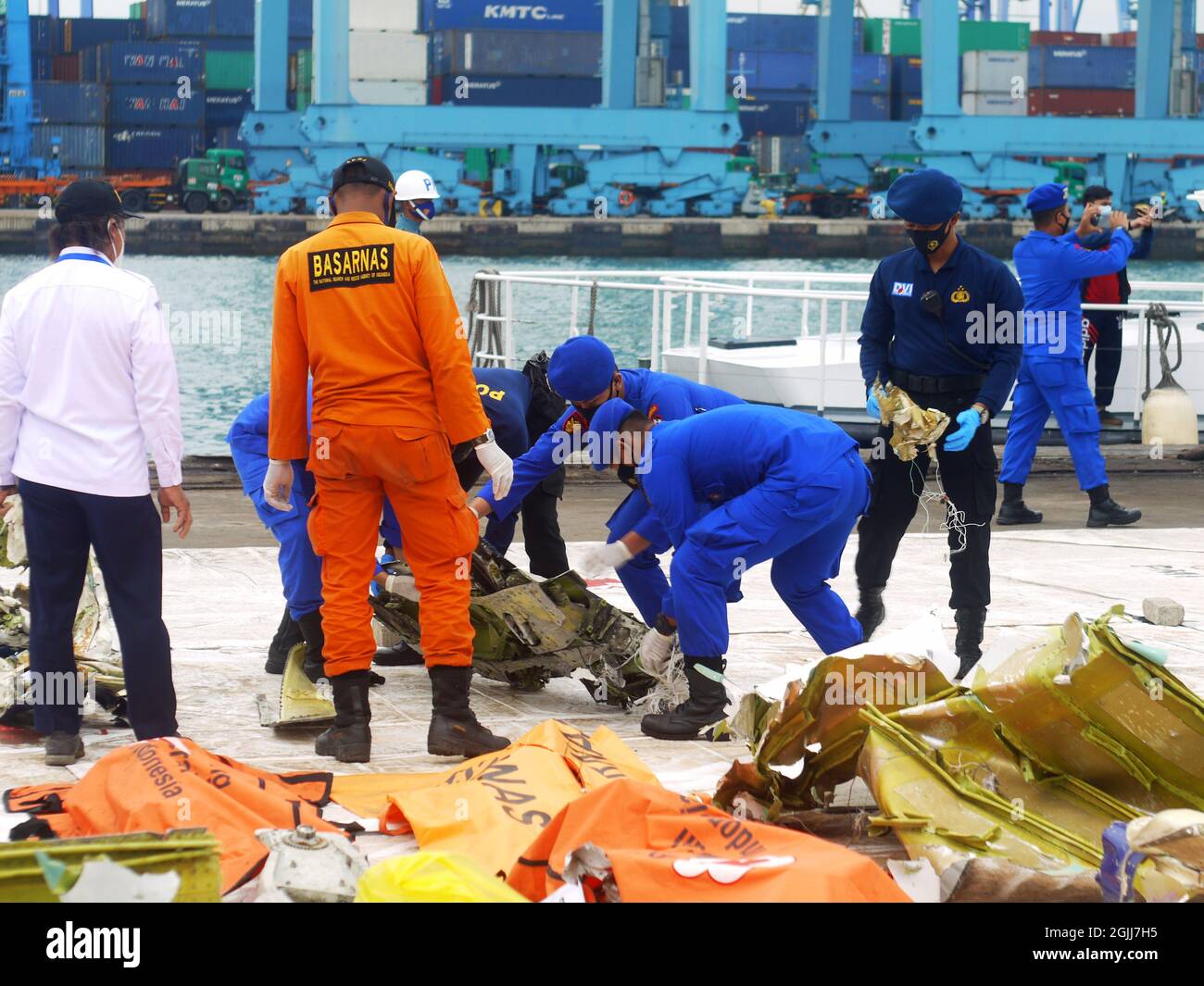 Evacuazione delle vittime e delle parti del corpo di Sriwijaya Air SJ-182. Foto Stock