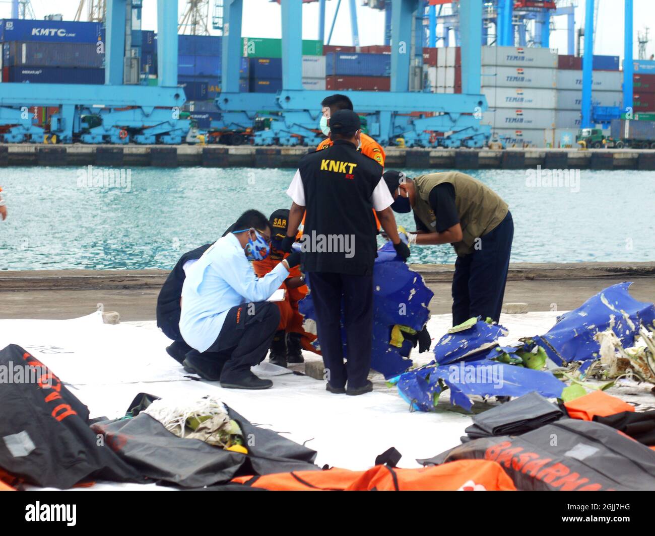 Evacuazione delle vittime e delle parti del corpo di Sriwijaya Air SJ-182. Foto Stock