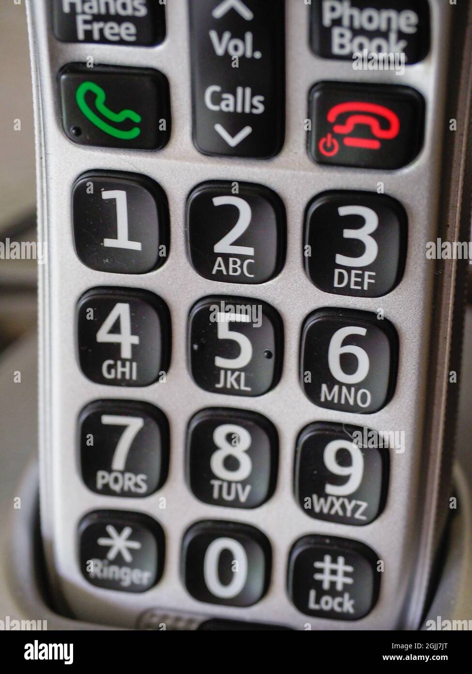 Un telefono fisso moderno visto poggiare su un tavolo bianco Foto Stock