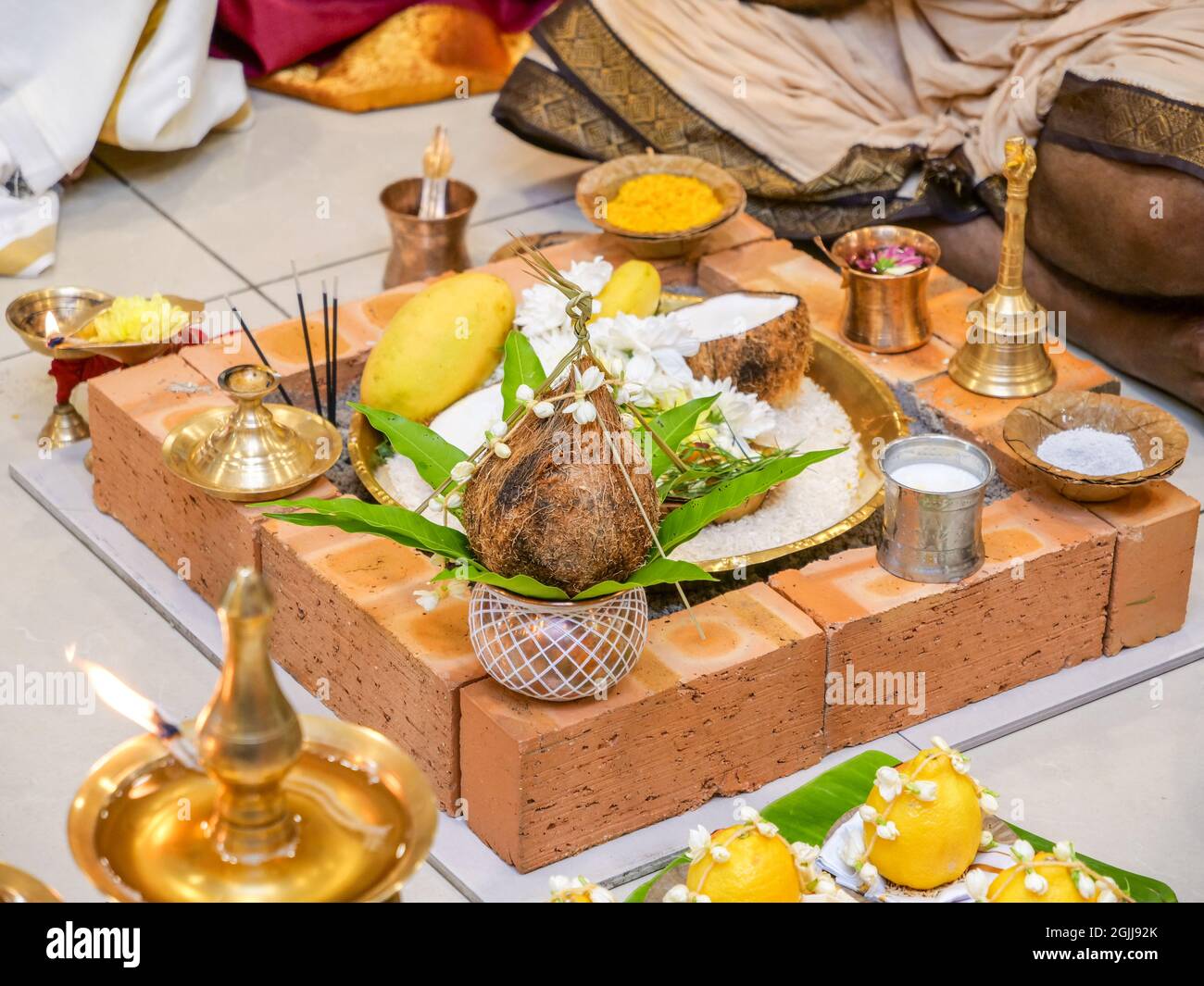 Decorazioni di nozze indiane con frutta e spezie disposte sui blocchi di mattoni Foto Stock