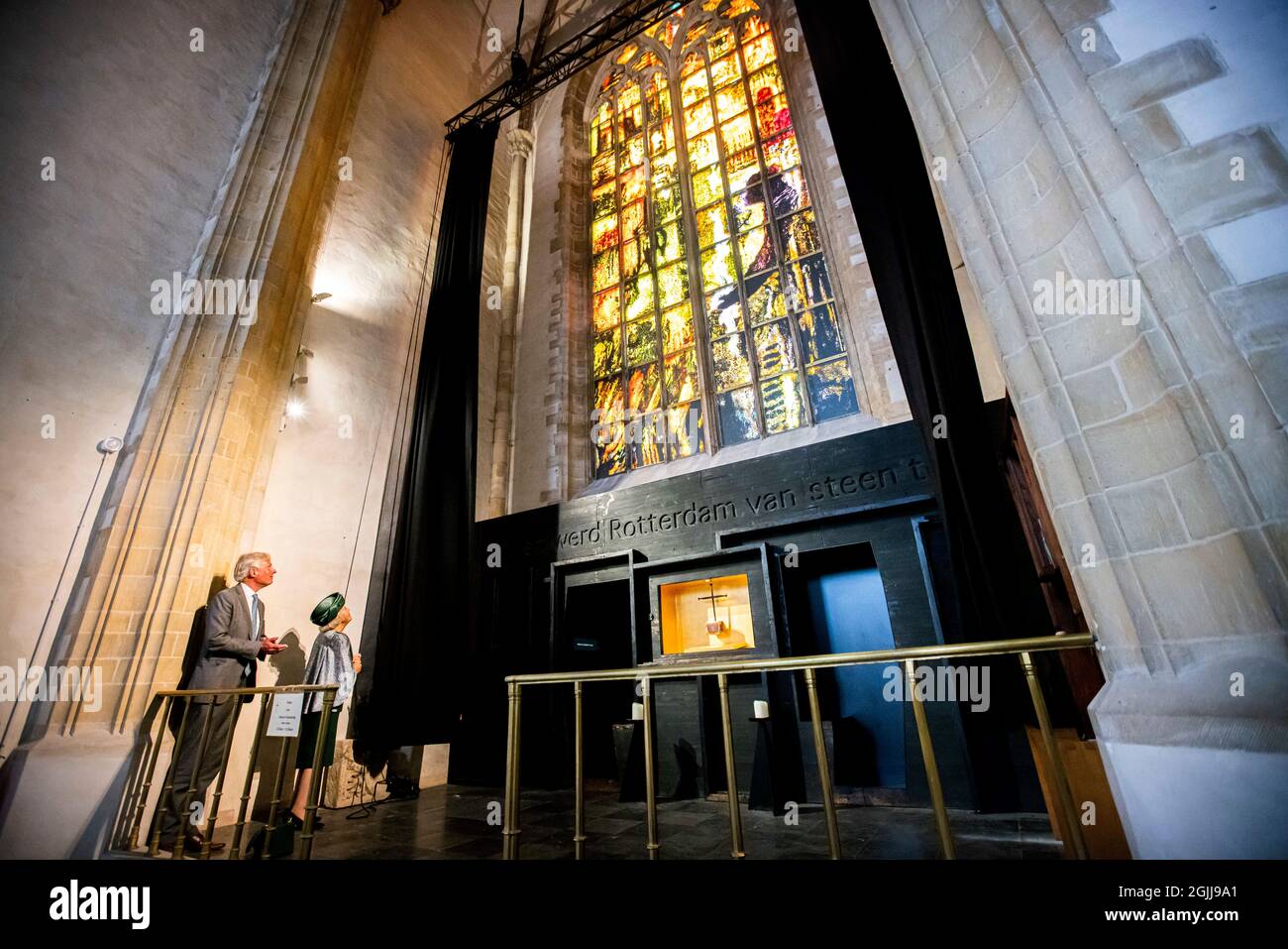 Rotterdam, Niederlande. 10 Settembre 2021. La Principessa Beatrice dei Paesi Bassi svela la finestra Pace e riconciliazione nella Chiesa Laurens di Rotterdam, 10 settembre 2021. Credit: Patrick van Katwijk/dpa/Alamy Live News Foto Stock