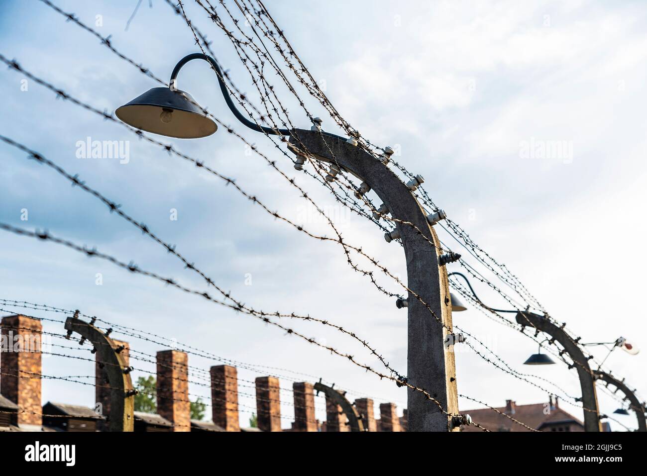 Auschwitz, Polonia - 30 agosto 2018: Recinzione elettrificata del campo di concentramento di Auschwitz, un campo di sterminio gestito dalla Germania nazista durante Worl Foto Stock