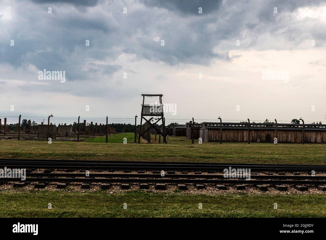 Auschwitz, Polonia - 30 agosto 2018: Recinzione elettrificata del campo di concentramento di Auschwitz Birkenau al tramonto, un campo di sterminio gestito dai nazisti Foto Stock