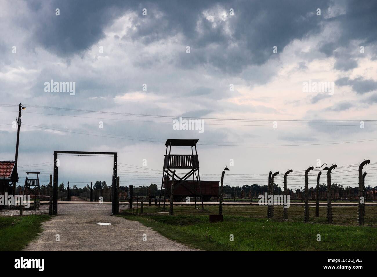 Auschwitz, Polonia - 30 agosto 2018: Recinzione elettrificata del campo di concentramento di Auschwitz Birkenau al tramonto, un campo di sterminio gestito dai nazisti Foto Stock