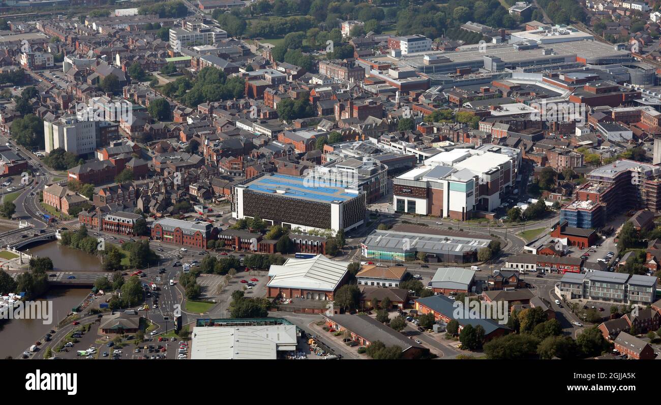 Vista aerea dello skyline del centro di Warrington, incluso lo sviluppo di Time Square e il parcheggio auto a più piani Foto Stock