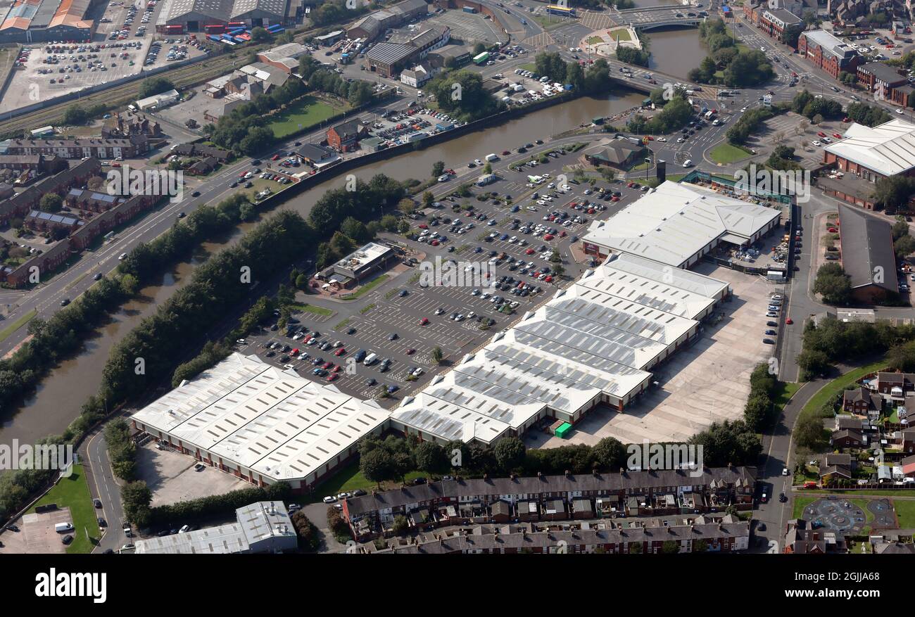 Vista aerea del Riverside Retail Park, Warrington Foto Stock