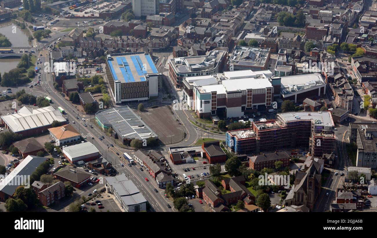Vista aerea dello skyline del centro di Warrington, incluso lo sviluppo di Time Square e il parcheggio auto a più piani Foto Stock