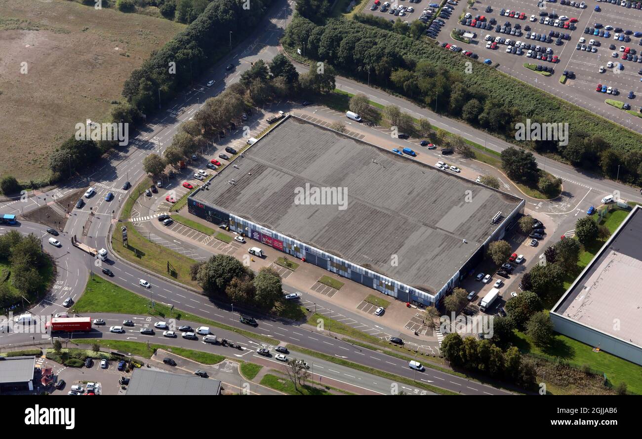Vista aerea di Chetham Court che include Tenpin Warrington, PureGym, nuoto! Piscina coperta di Warrington e Tru Ninja. Warrington, Cheshire Foto Stock