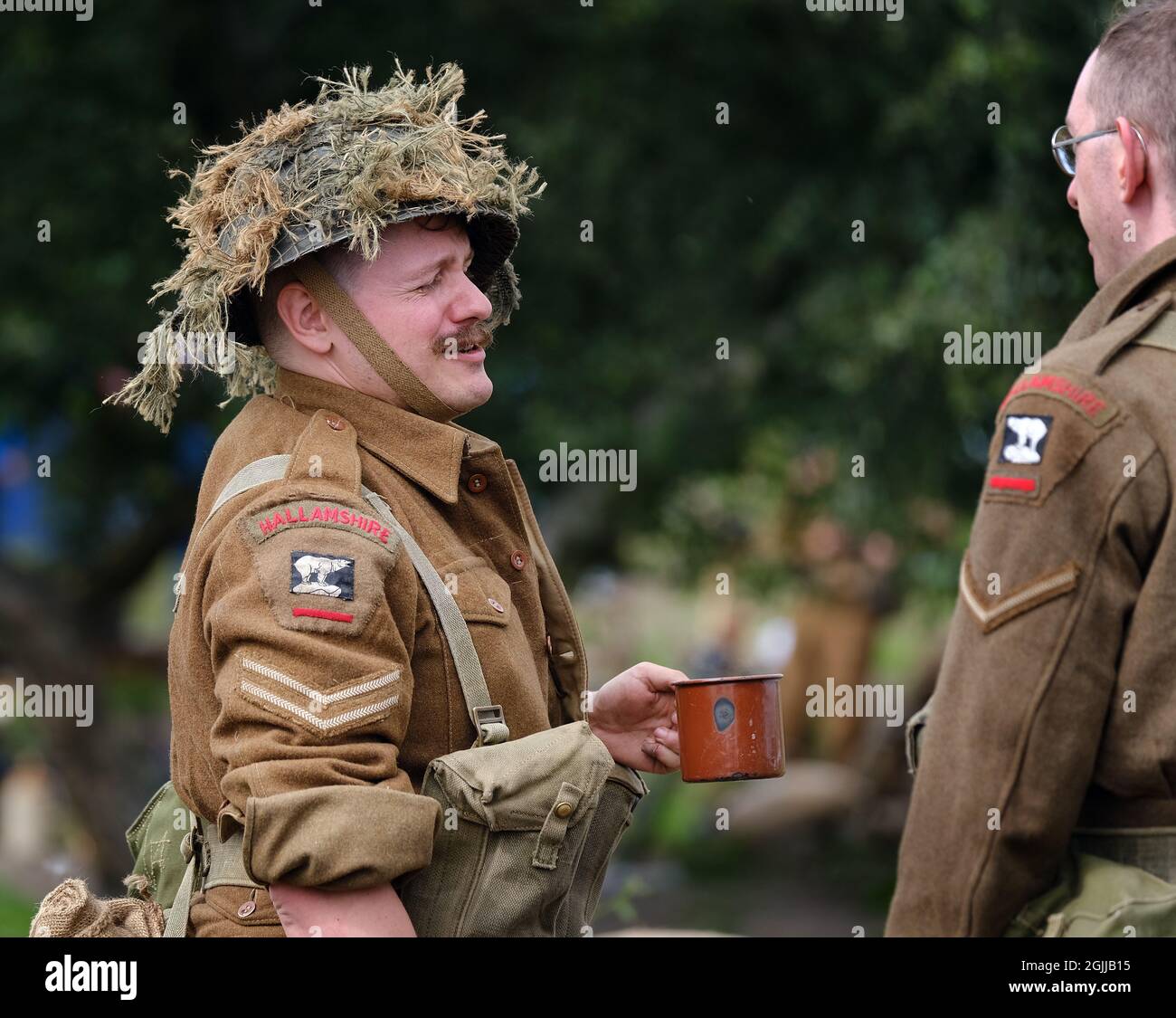 Enactors vestito in seconda guerra mondiale British uniforme scena battaglia e stile di vita scene. Foto Stock