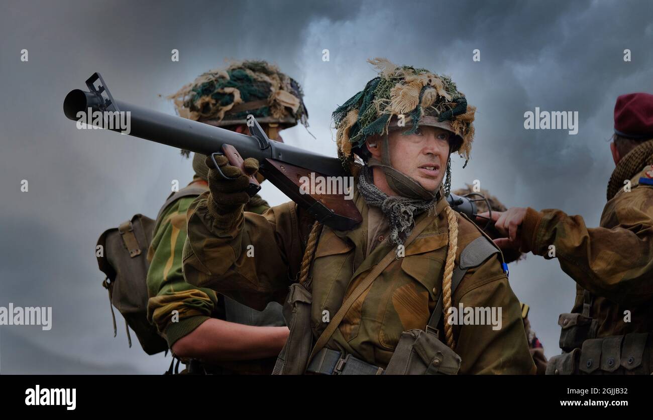 Enactors vestito in seconda guerra mondiale British uniforme scena battaglia e stile di vita scene. Foto Stock