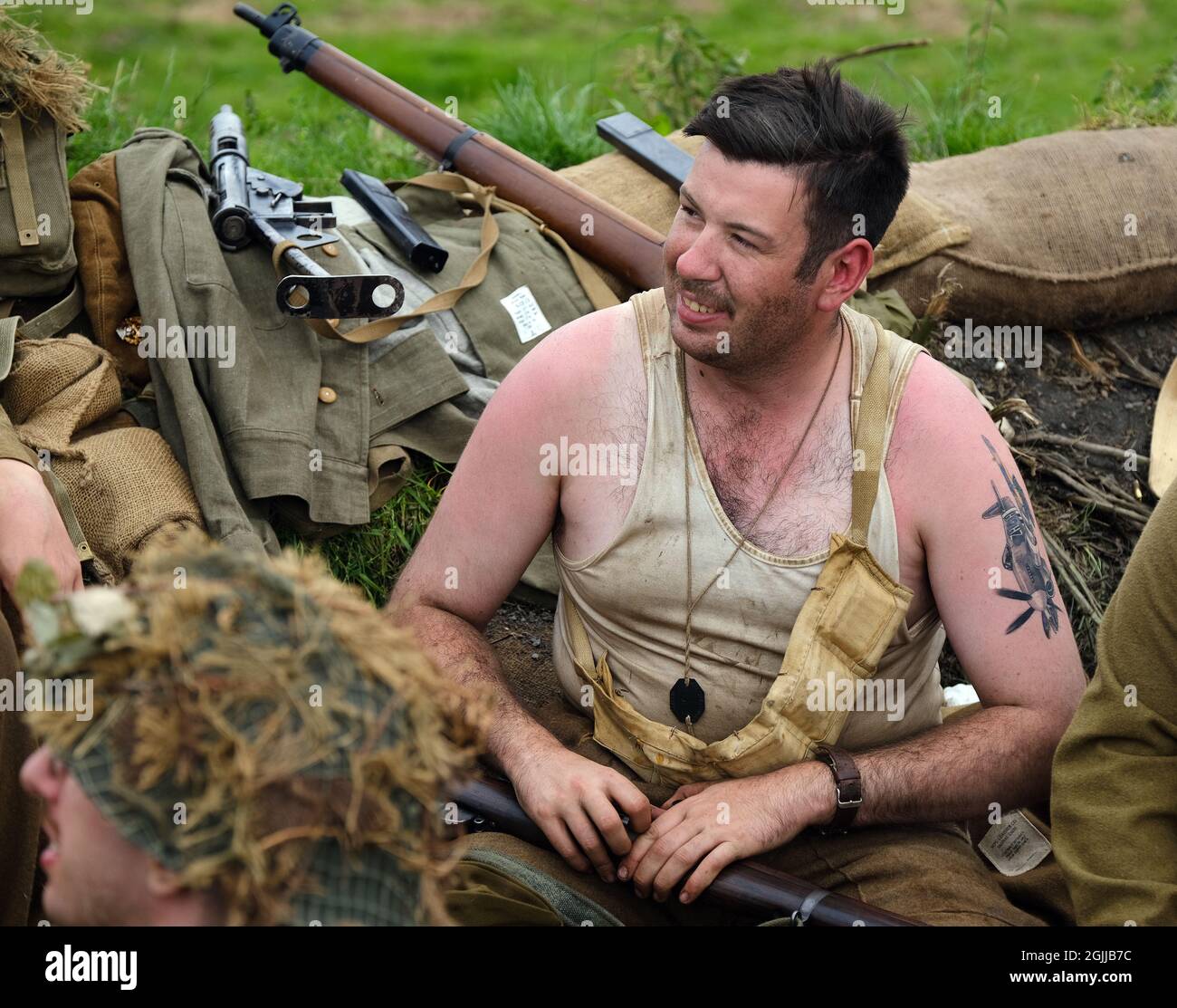 Enactors vestito in seconda guerra mondiale British uniforme scena battaglia e stile di vita scene. Foto Stock