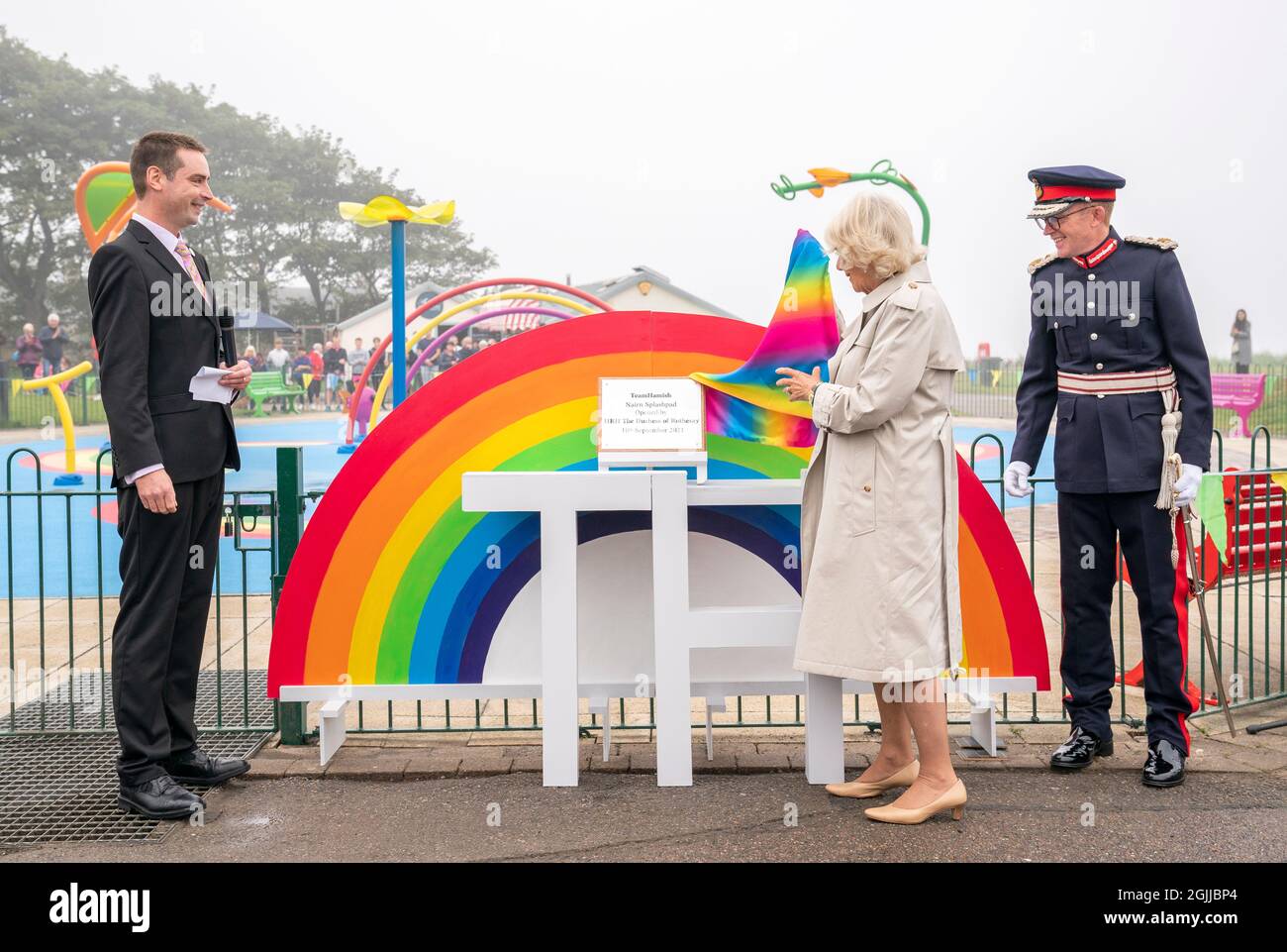 La duchessa di Cornovaglia, conosciuta come la duchessa di Rothesay quando in Scozia, con Sam Heys (a sinistra) e Lord tenente George Asher (a destra) all'apertura del Team Hamish Splashpad a Nairn. Data foto: Venerdì 10 settembre 2021. Foto Stock