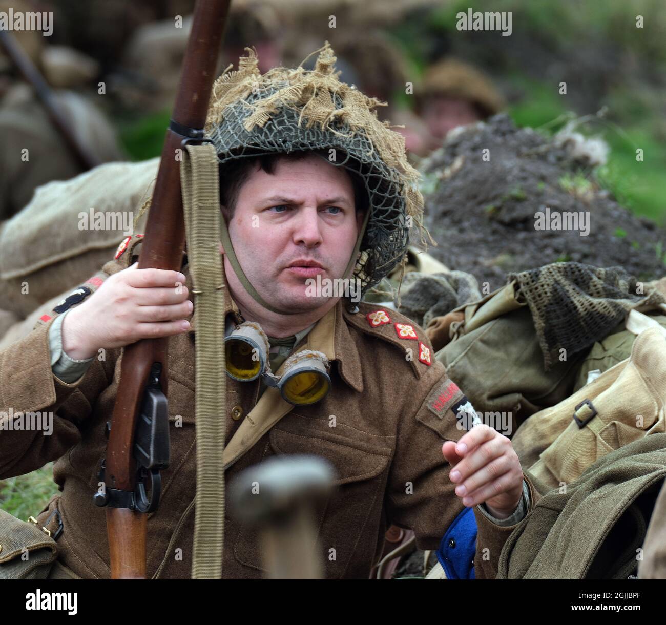 Enactors vestito in seconda guerra mondiale British uniforme scena battaglia e stile di vita scene. Foto Stock